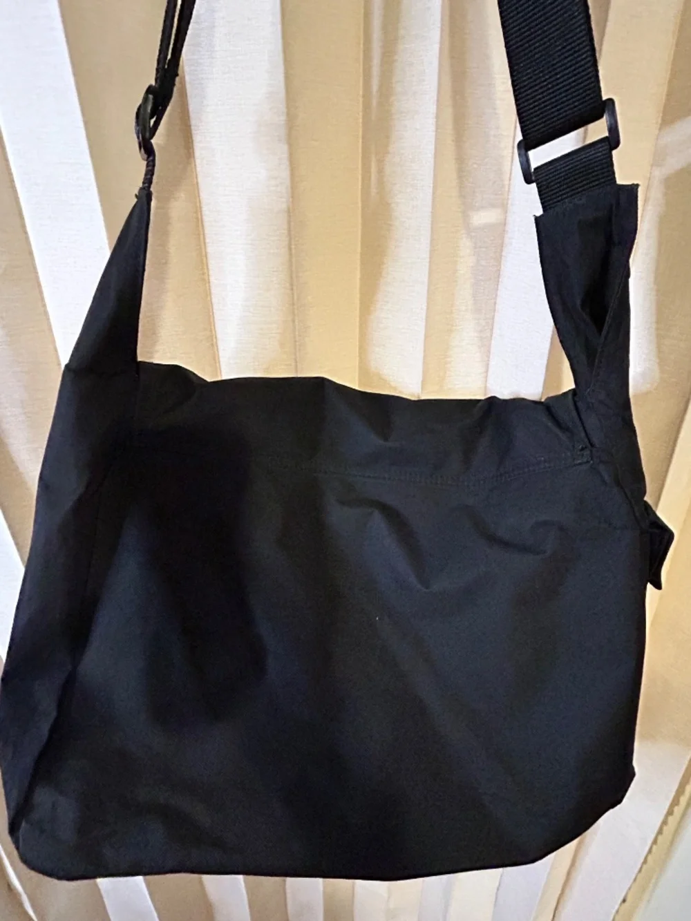 Tommy Hilfiger Black Messenger Bag Adjustable Shoulder Strap, Pockets, Zip